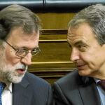 Mariano Rajoy y Zapatero conversan ayer durante el acto en el Congreso. Foto: Alberto R. Roldán