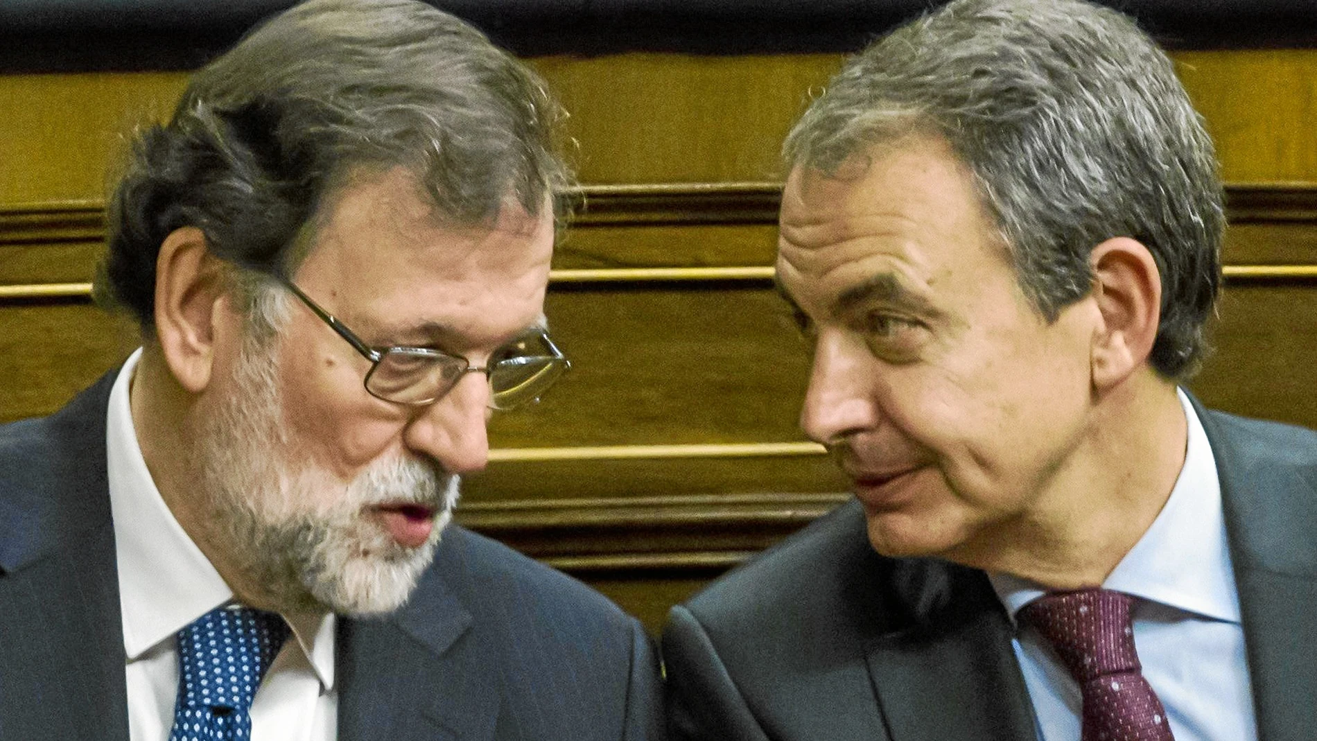 Mariano Rajoy y Zapatero conversan ayer durante el acto en el Congreso. Foto: Alberto R. Roldán