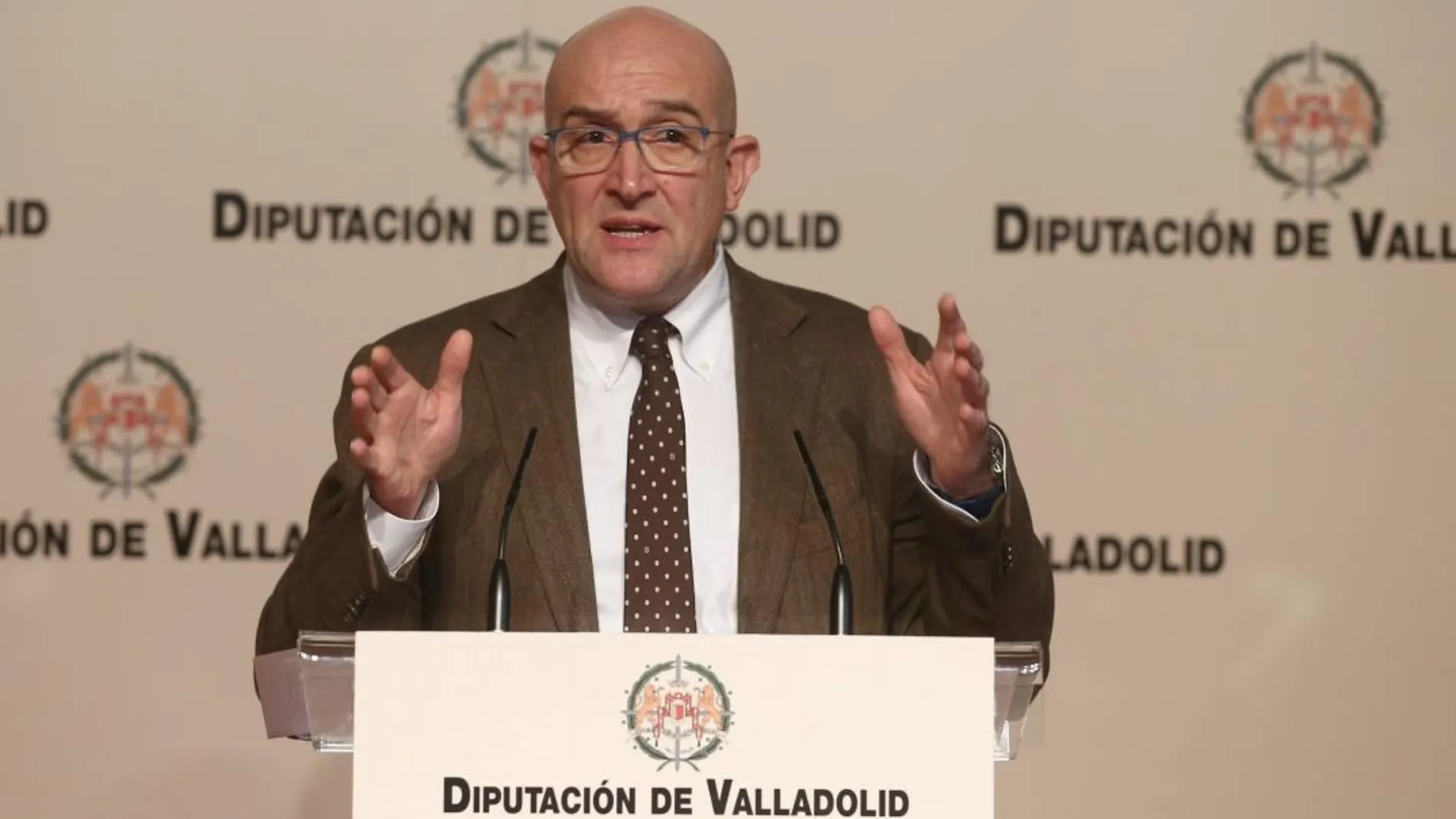 El presidente de la Diputación de Valladolid, Jesús Julio Carnero, presenta las líneas de subvenciones