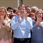 El candidato a la Presidencia de la Junta, Alfonso Fernández Mañueco, y la candidata a la Alcaldía de Valladolid, Pilar del Olmo, junto al presidente del PP vallsoletano, Jesús Julio Carnero, e Isabel García Tejerina, tras la clausura de un acto con candidatos