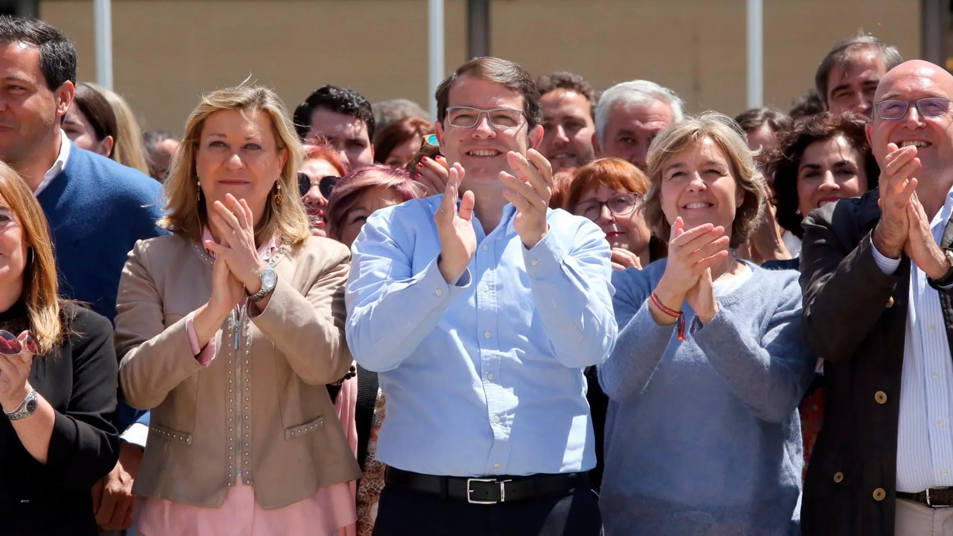 El candidato a la Presidencia de la Junta, Alfonso Fernández Mañueco, y la candidata a la Alcaldía de Valladolid, Pilar del Olmo, junto al presidente del PP vallsoletano, Jesús Julio Carnero, e Isabel García Tejerina, tras la clausura de un acto con candidatos