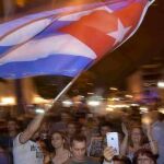 Un grupo de exiliados cubanos celebra en las calles de Little Havana en Miami (EE.UU.), el fallecimiento del líder cubano Fidel Castro.