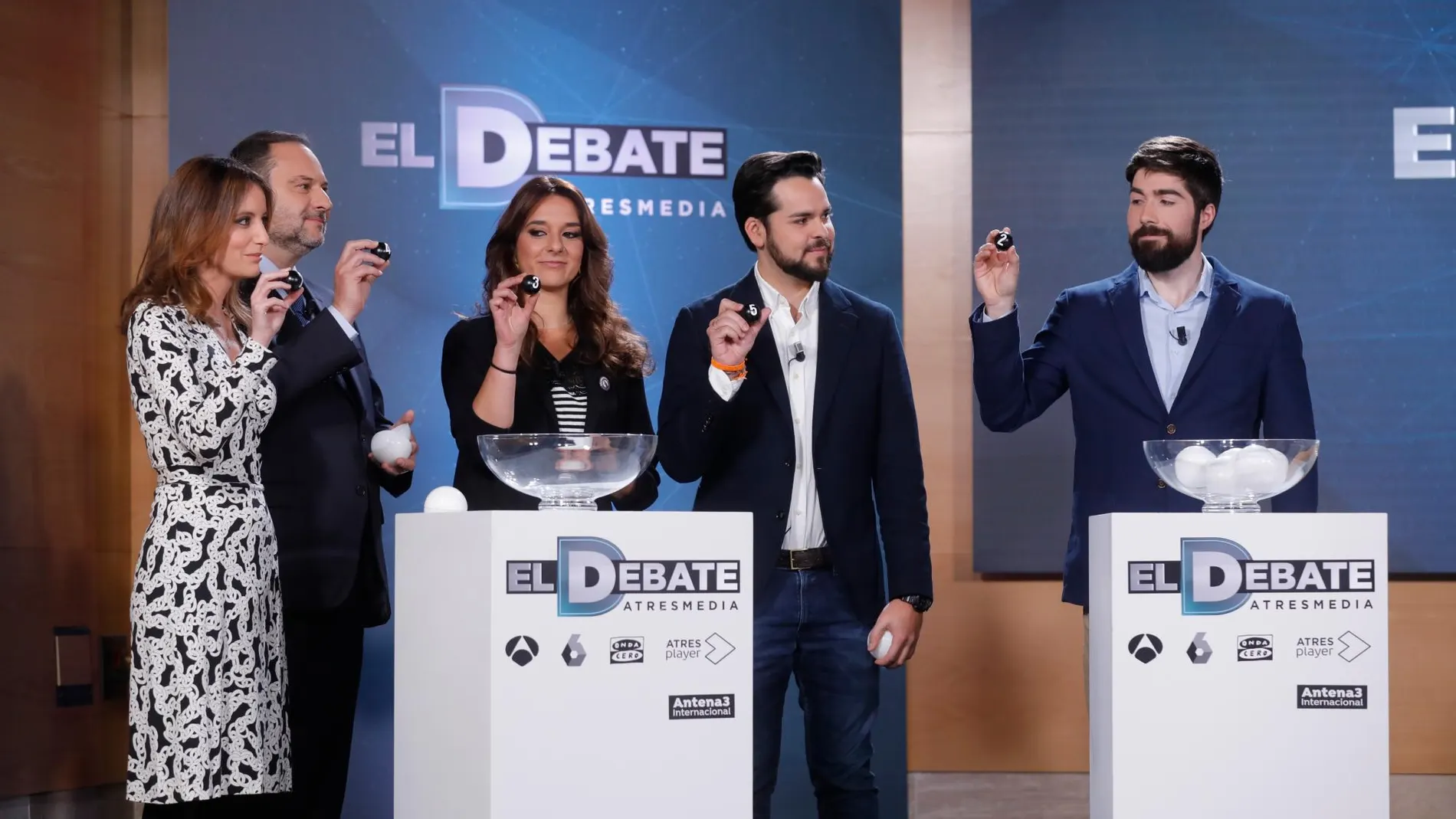 Momento del sorteo de los turnos de intervención del debate de Atresmedia. (Foto: Jesús G. Feria)