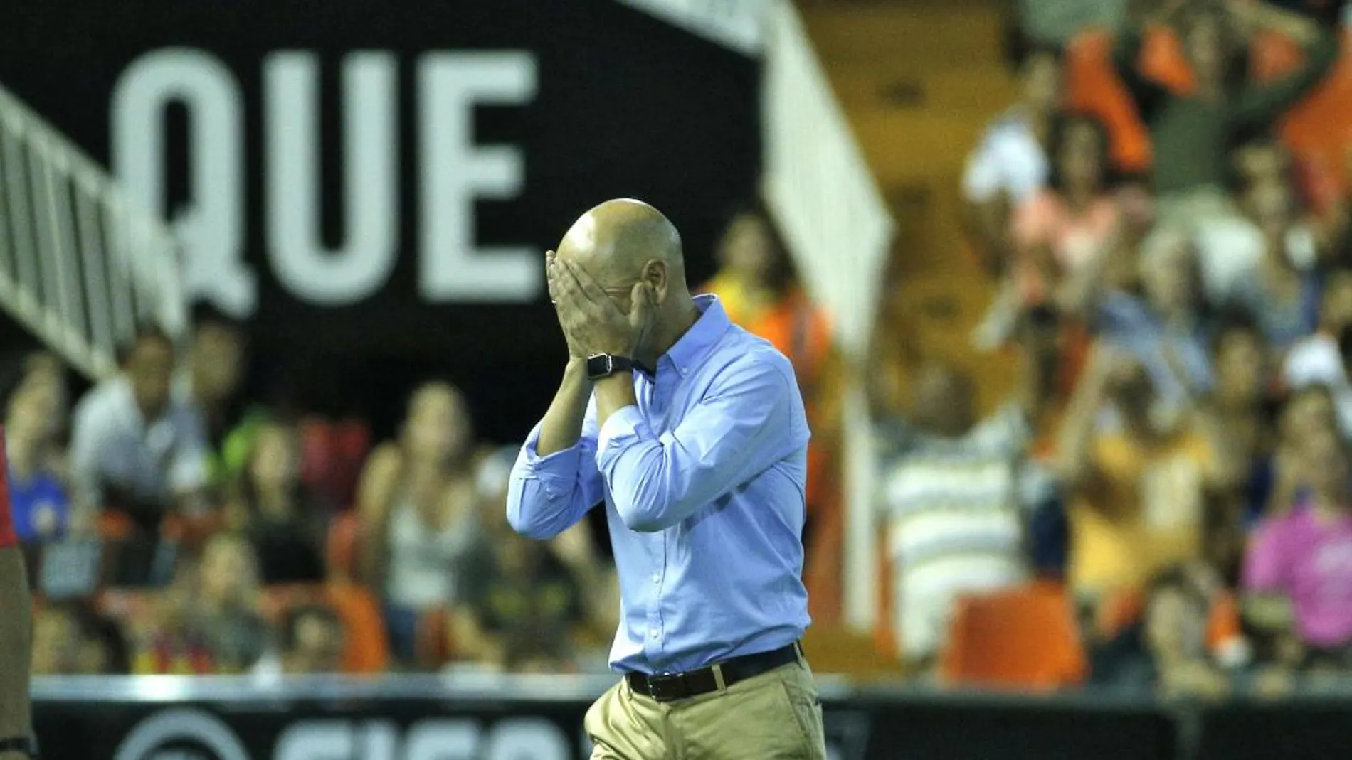 El técnico del Valencia CF, Pako Ayestarán, hace un gesto en los minutos fianles del partido
