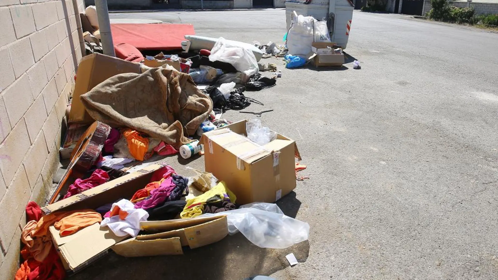 Los contenedores de las calles de Ponferrada comienzan acumular basura por la huelga