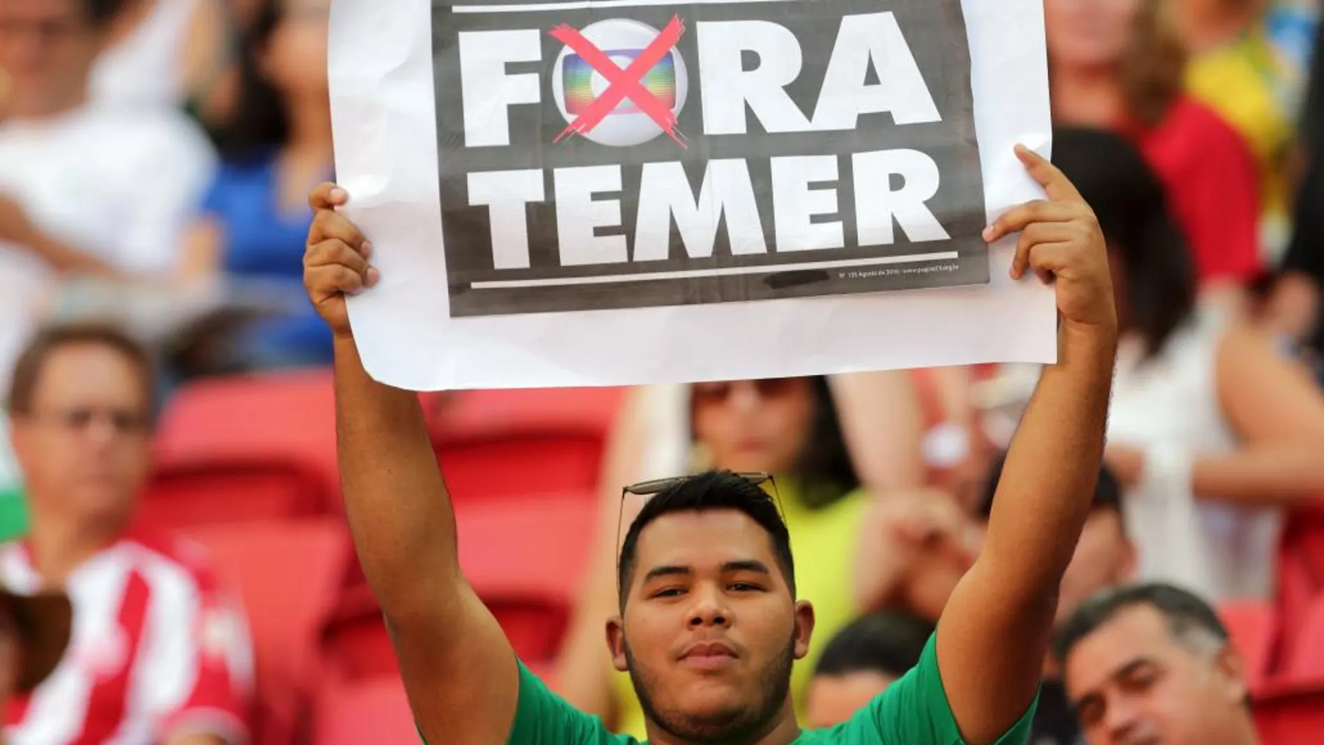 Un hombre con un cartel contra Temer durante un partido de fútlbol de Río 2016