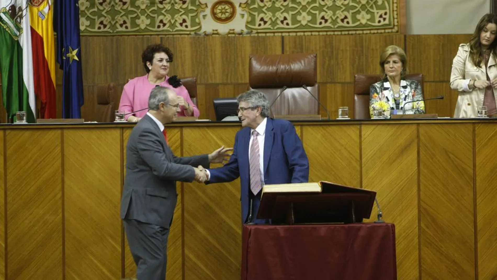 Juan Pablo Durán, junto al socialista Luis Pizarro, durante la sesión de constitución de la Mesa del Parlamento