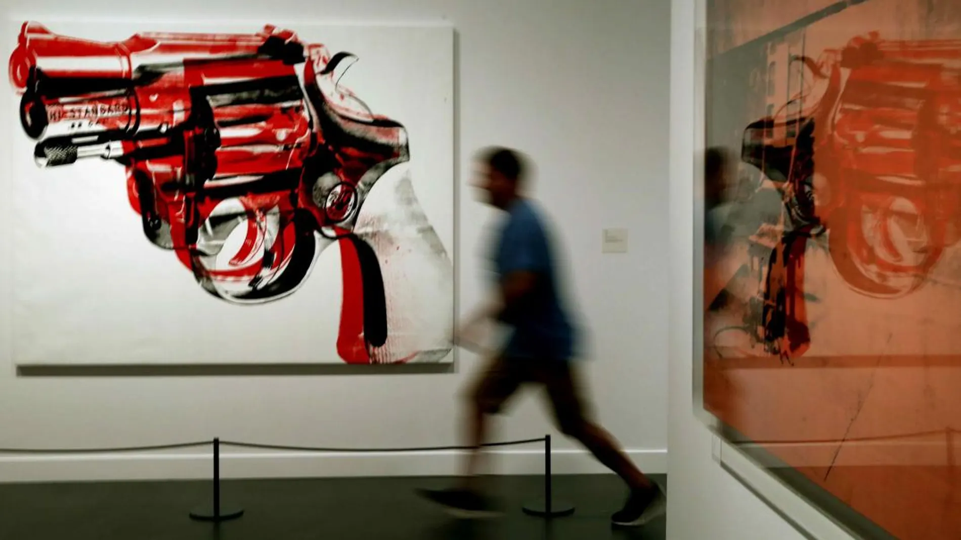 La obra «Pistola» de 1981 es una de las más de 350 obras que forman parte de la exposición "Warhol. El arte mecánico"/ Efe