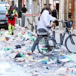 A las diez de la mañana los operarios del Selur continuaban ayer retirando basuras de una calle Hortaleza en la que apenas podía verse la calzada