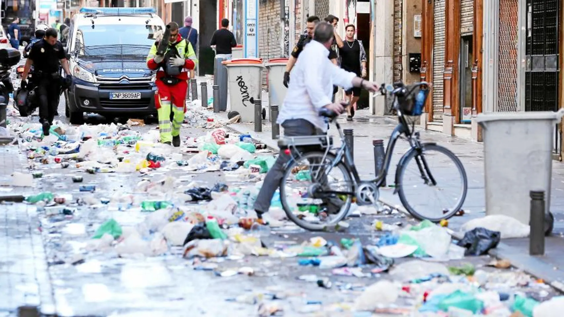 A las diez de la mañana los operarios del Selur continuaban ayer retirando basuras de una calle Hortaleza en la que apenas podía verse la calzada