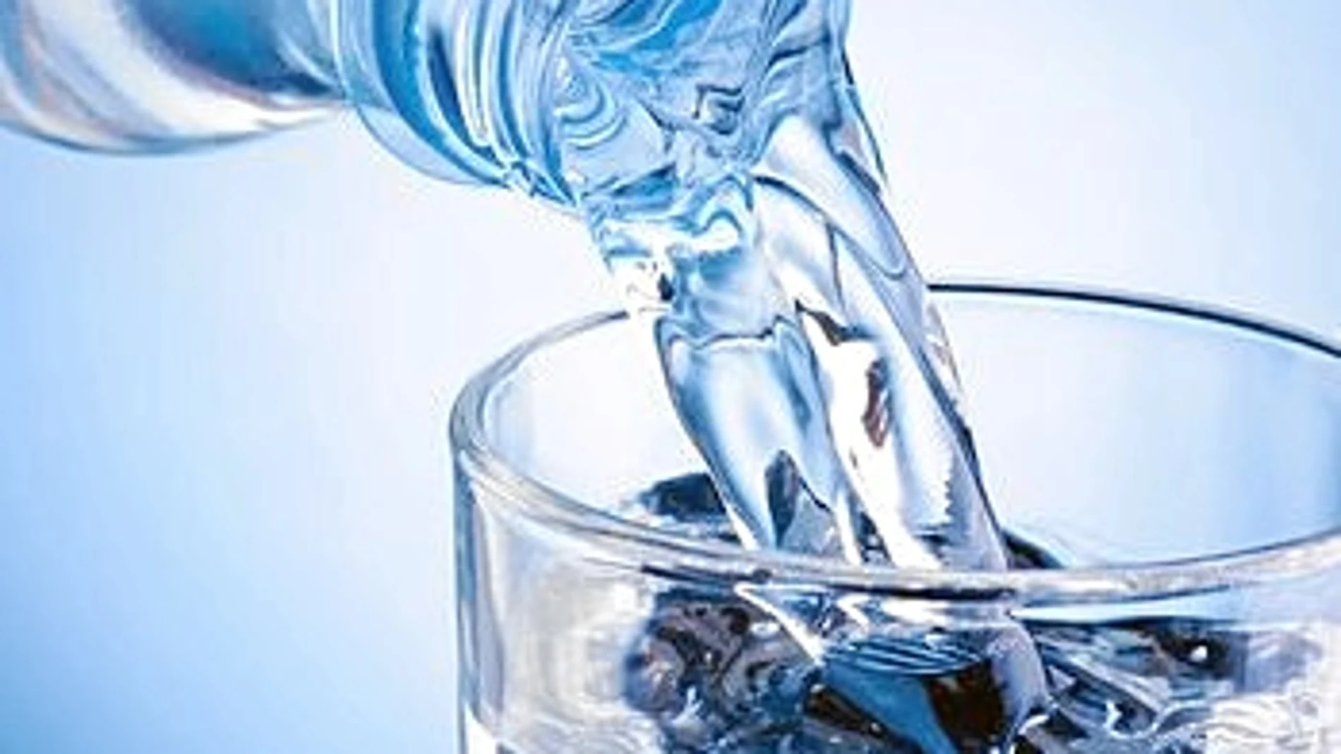 Bebe agua para evitar la piel seca