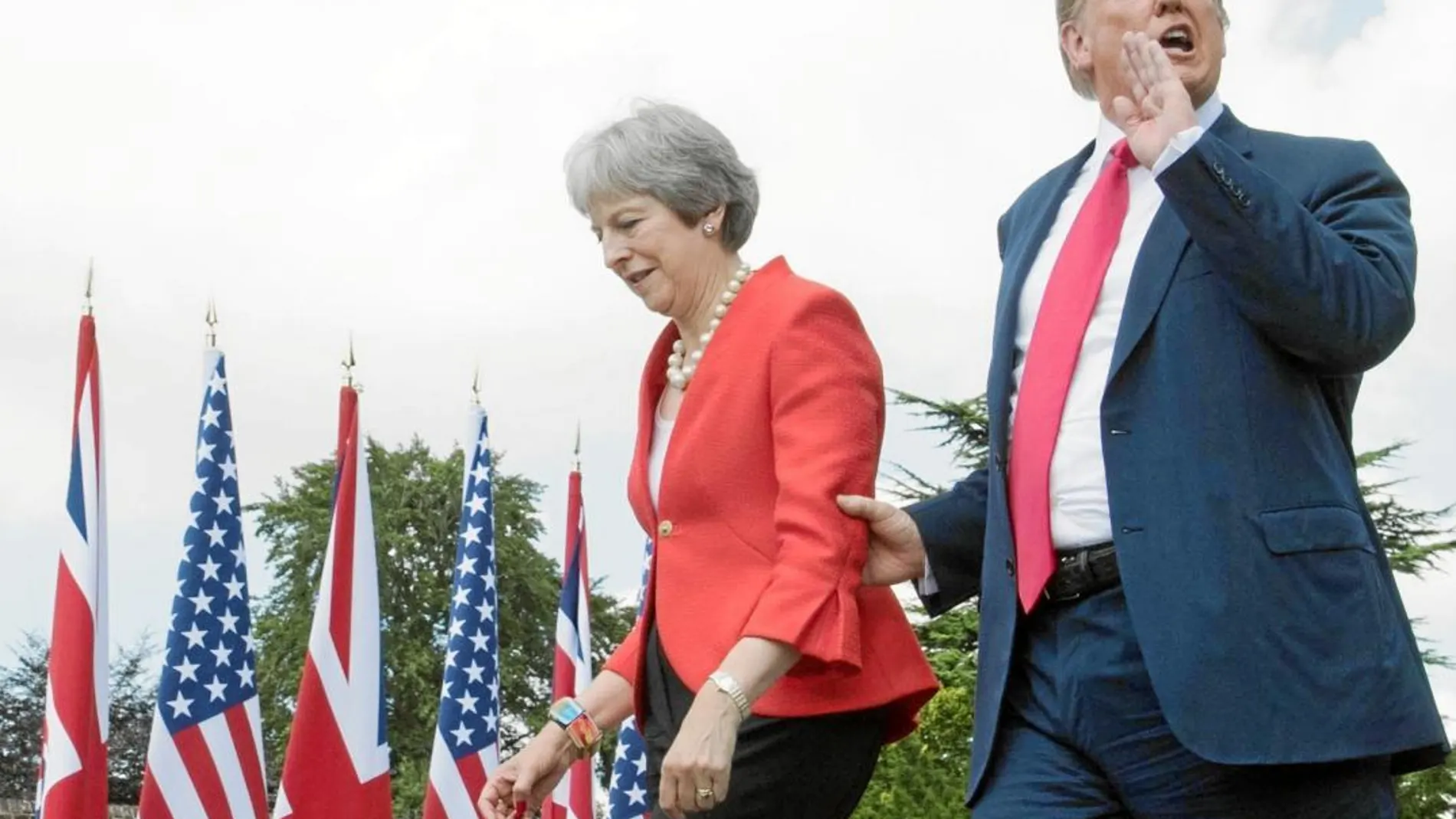 Donald Trump agarra del brazo a la «premier» Theresa May antes de su rueda de prensa conjunta, ayer en Chequers / Reuters