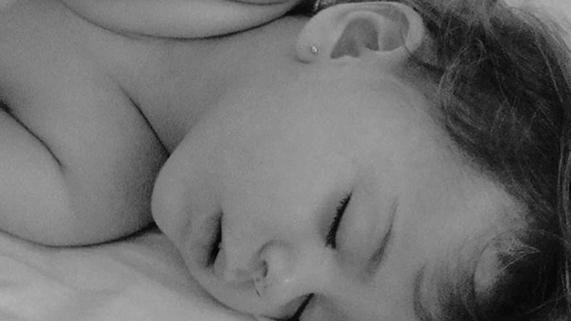 El crecimiento del bebé marca diferentes etapas en el sueño. Por ejemplo, a partir del año y medio empiezan las pesadillas, que hará que se despierte a menudo. Necesitan saber que sus padres están para dormir