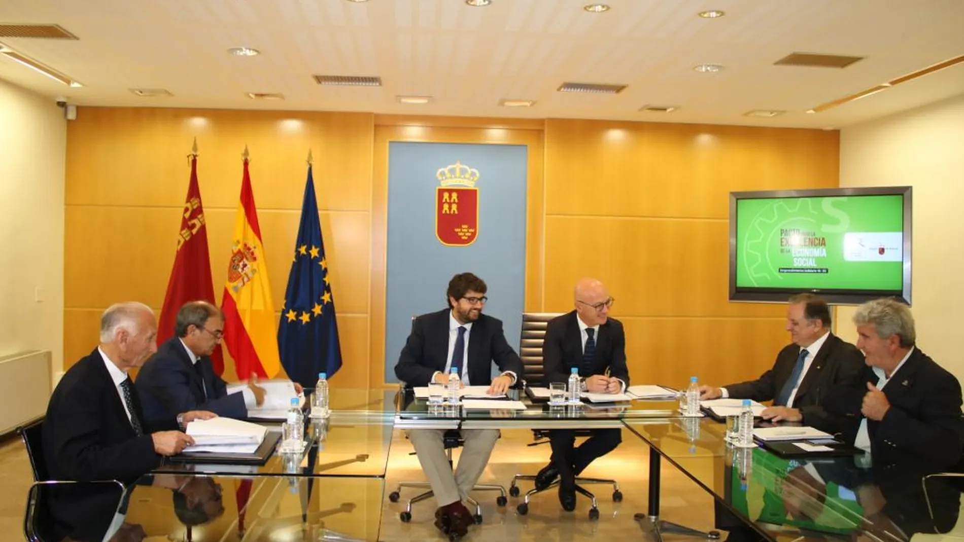 El jefe del Ejecutivo regional, López Miras (centro), ayer con representantes de la Economía Social en la Región