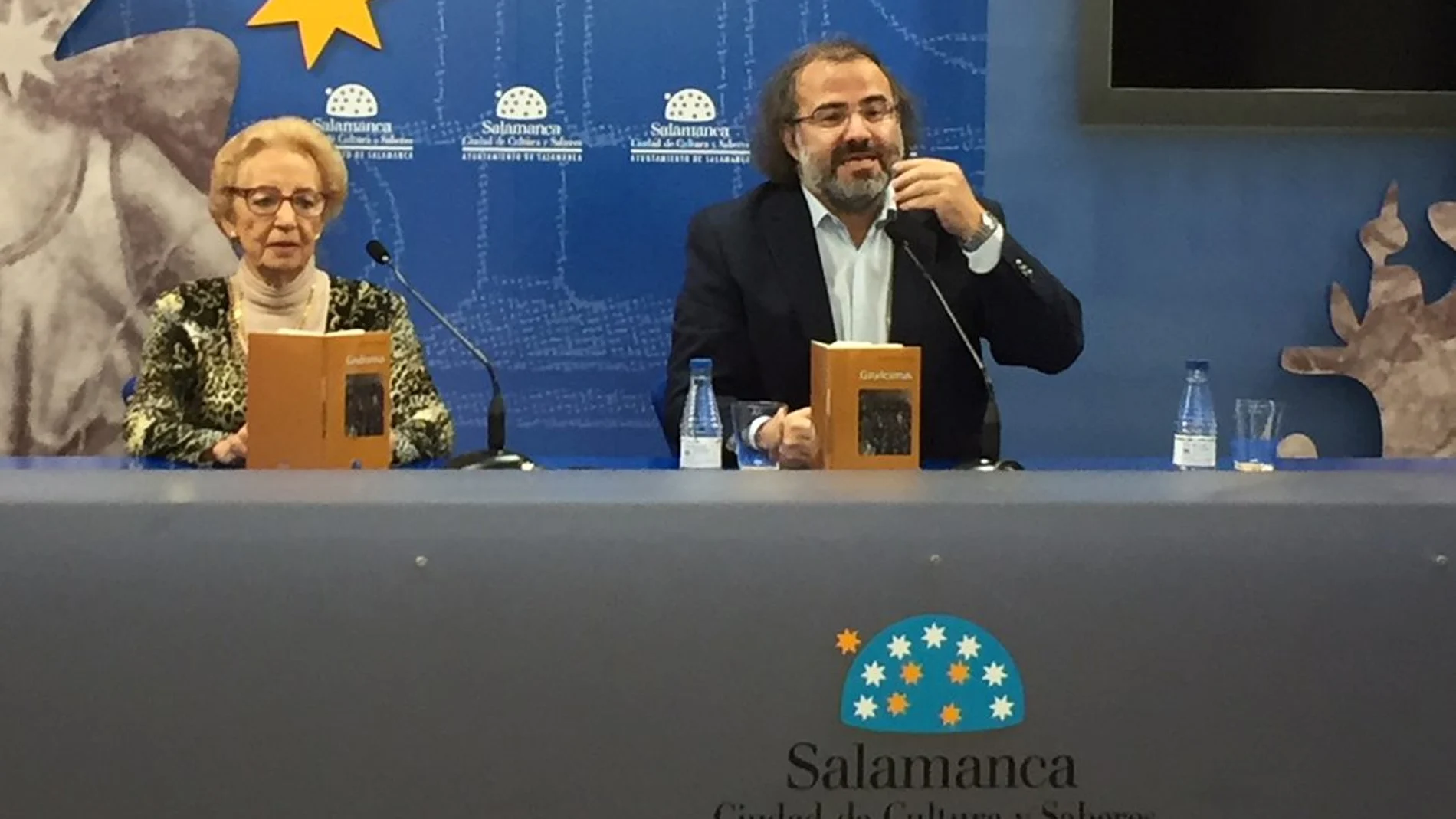 Alfredo Pérez Alencart y Pilar Fernández Labrador durante la presentación del poemario