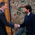 El Rey Felipe VI y el presidente murciano, Fernando López Miras, se estrechan la mano en un acto institucional