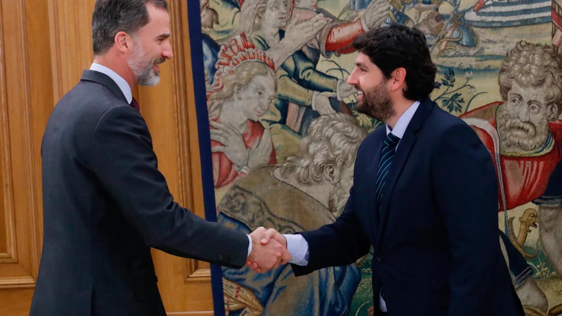 El Rey Felipe VI y el presidente murciano, Fernando López Miras, se estrechan la mano en un acto institucional