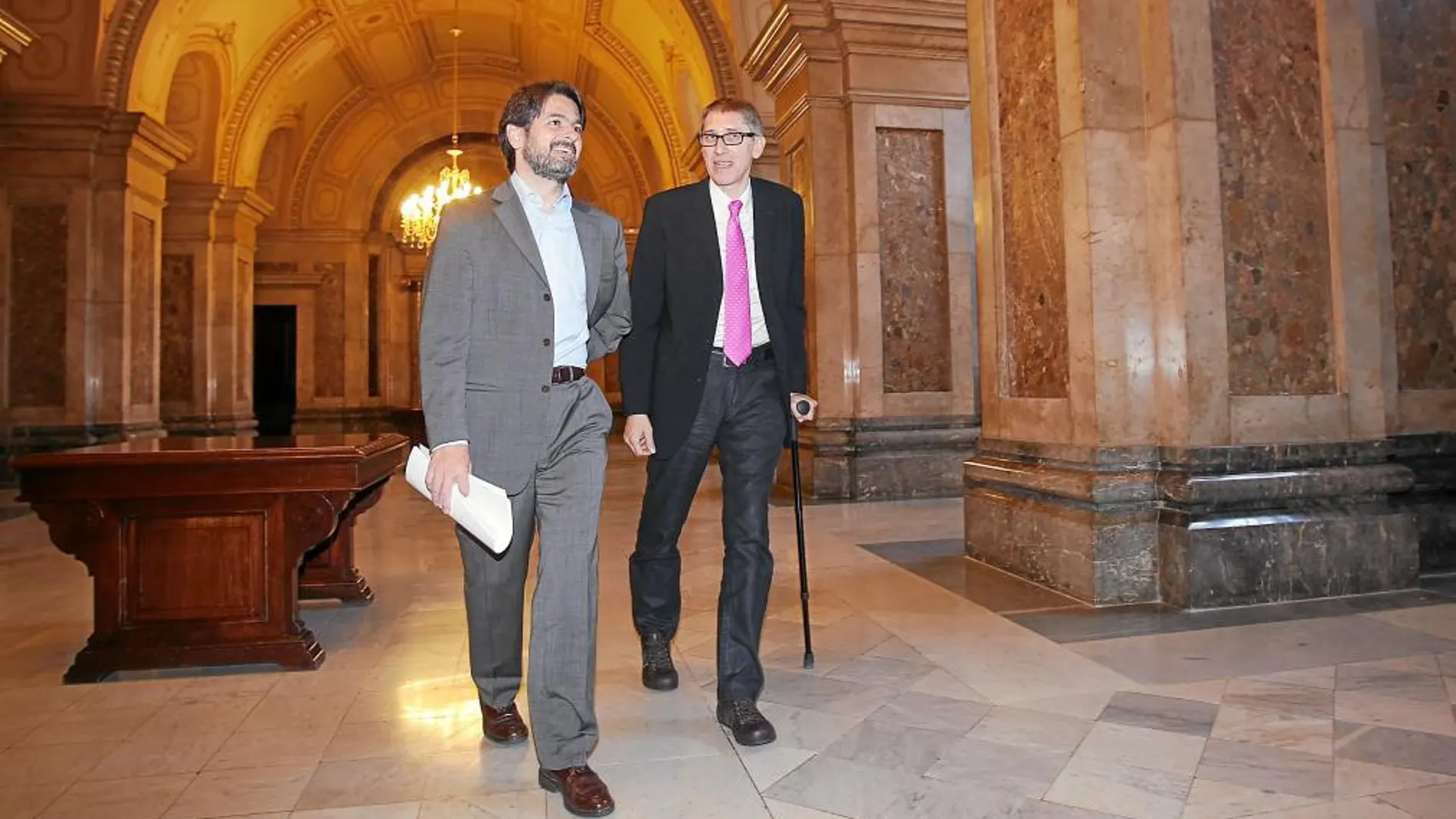 Oriol Pujol y Agustí Colomines, en el Parlament, antes de declarar por el «caso Palau», en el que se acusa a la CatDem de actuar como vehículo para financiar irregular-mente a CDC