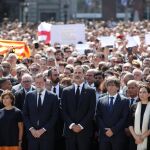 El Rey, junto a Mariano Rajoy y Carles Puigdemont, encabeza el minuto de silencio en la Plaza de Cataluña.