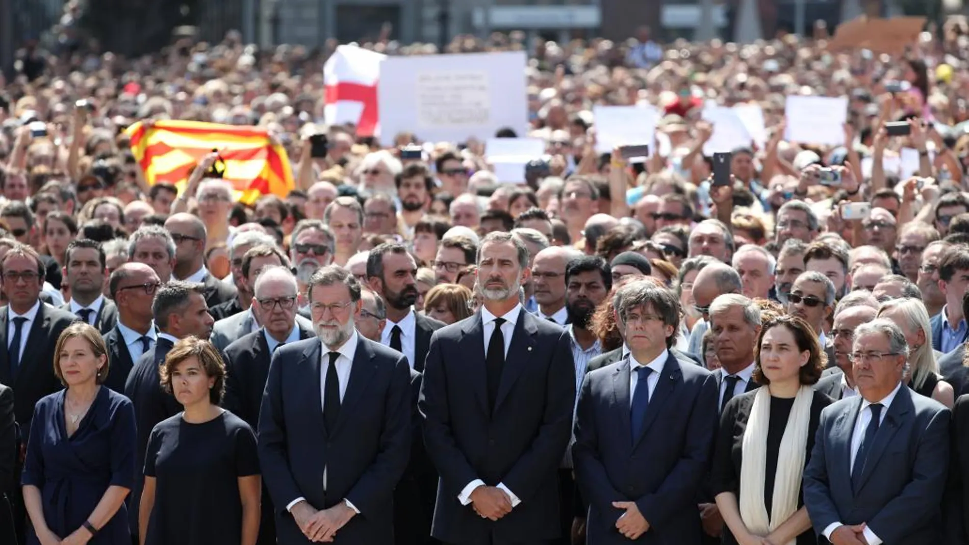 El Rey, junto a Mariano Rajoy y Carles Puigdemont, encabeza el minuto de silencio en la Plaza de Cataluña.