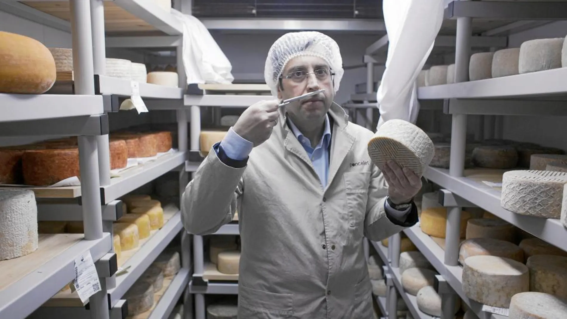 AROMAS Y SABORES Jesús Pombo, en una de las cámaras del Centro Afinador que Poncelet posee en Alcobendas