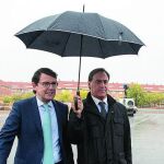 El alcalde de Salamanca, Alfonso Fernández Mañueco, junto al concejal de Fomento, Carlos García Carballo, visita las obras.