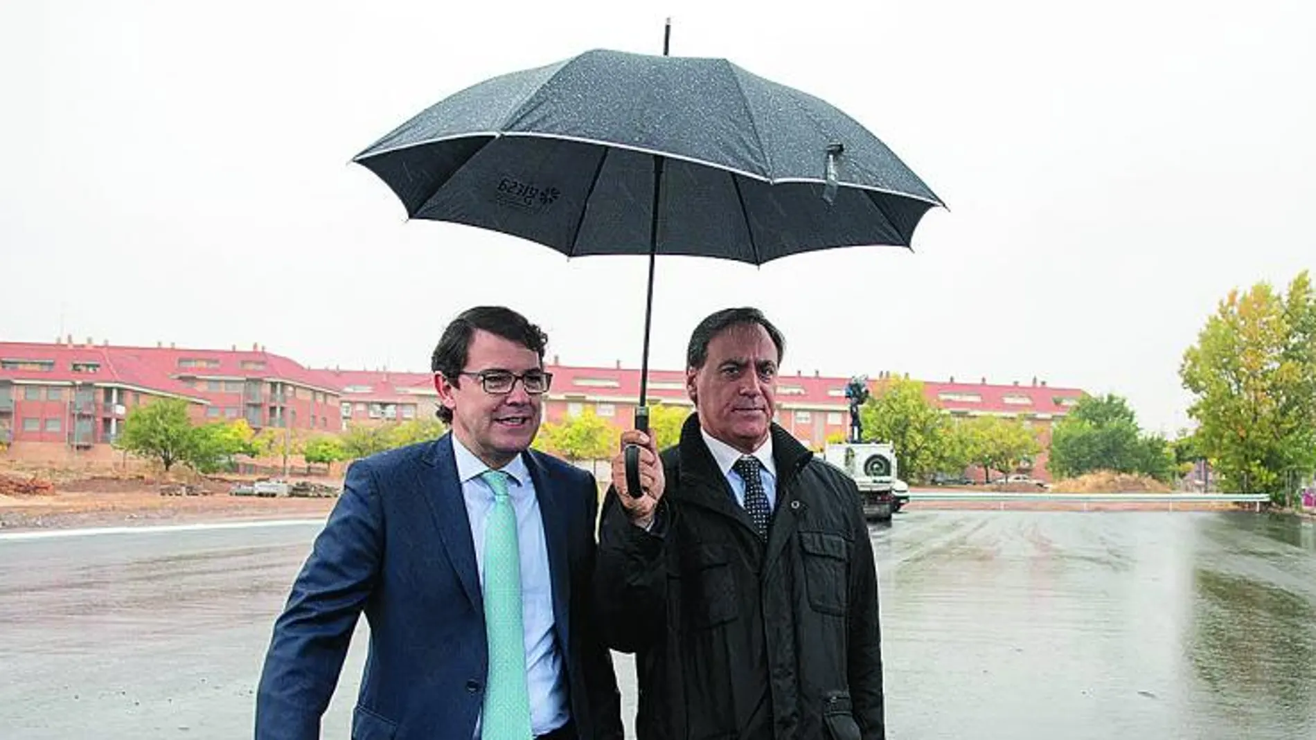 El alcalde de Salamanca, Alfonso Fernández Mañueco, junto al concejal de Fomento, Carlos García Carballo, visita las obras.
