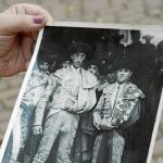 Lucía Llorente, hija del torero, muesta una foto de su padre (dcha) junto a Manolete (izda), que le dió la alternativa/ Luis Díaz