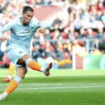 Hazard lanza un penalti con el Chelsea. El belga ha empezado fenomenal esta temporada