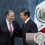 El presidente de México, Enrique Peña Nieto saluda a José Antonio Meade