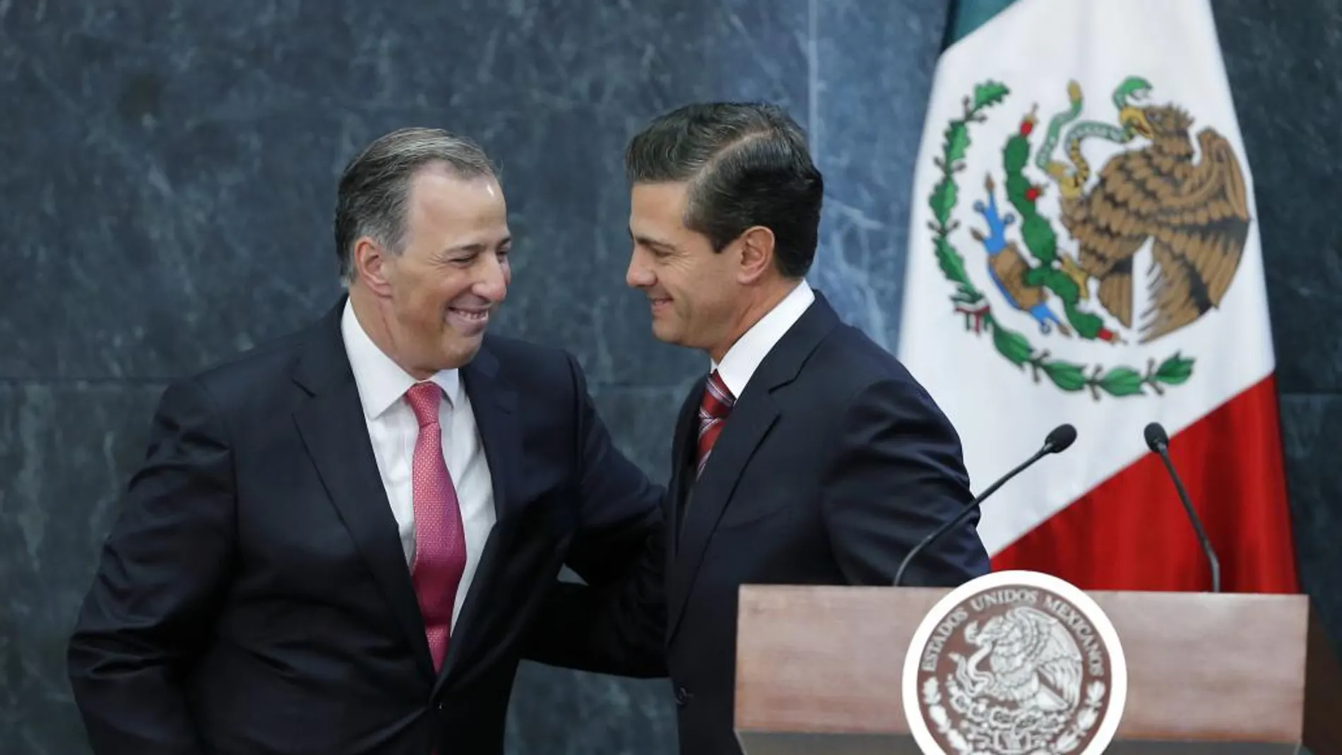 El presidente de México, Enrique Peña Nieto saluda a José Antonio Meade