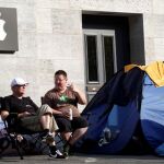 Tiendas de campaña en la tienda de Apple en Berlín a la espera de ser los primeros en comprar el nuevo iPhone 7