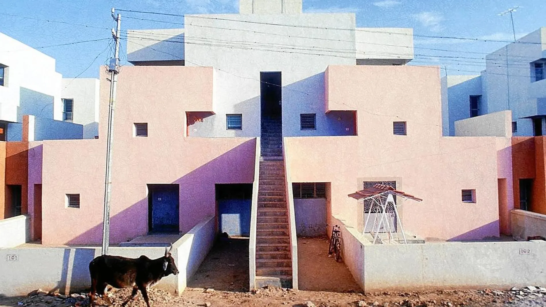 Uno de los proyectos más significativos de Balkrishna Doshi es el edificio de viviendas de Life Insurance Corporation, que levantó en Ahmedabad, India, en 1973.
