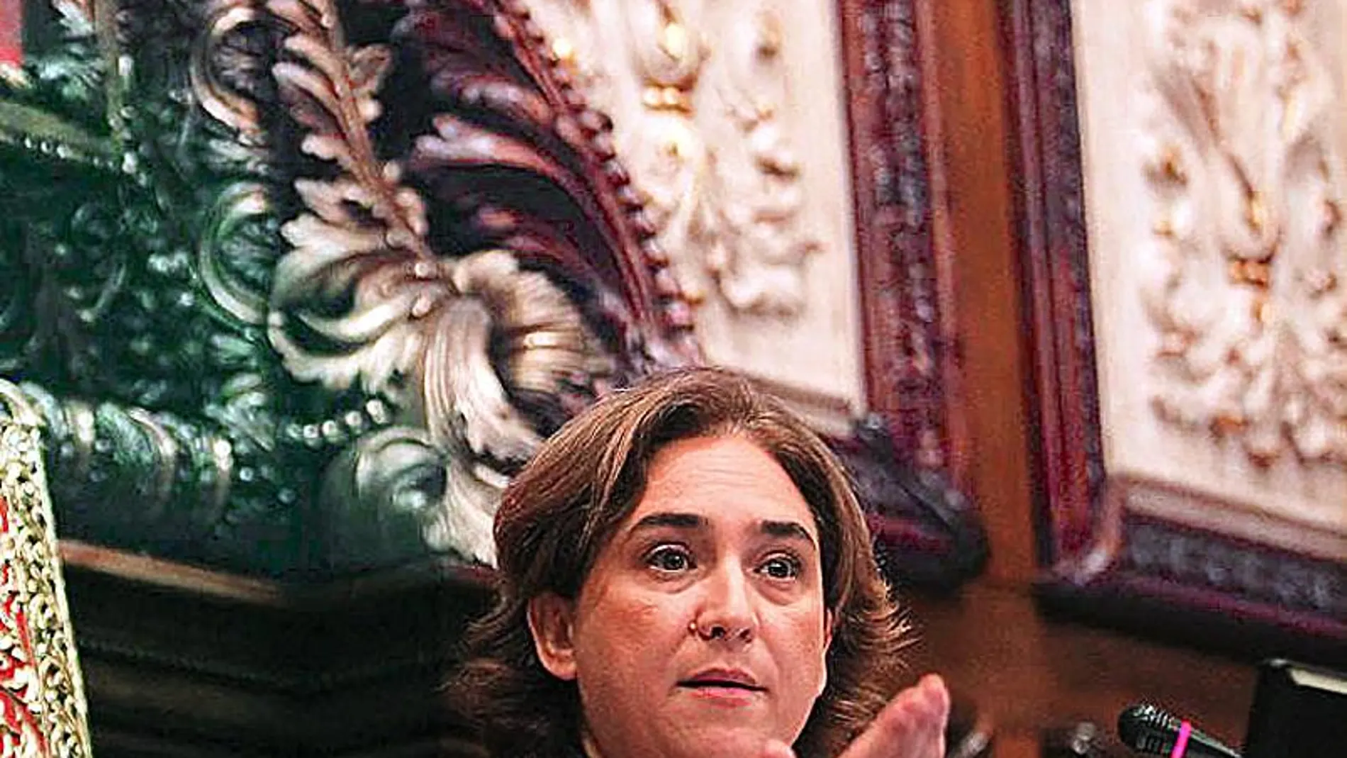 Colau en el salón de la Reina Regente