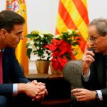 La Generalitat coloca dos plantas amarillas en la foto oficial y Moncloa contrarresta con una roja delante
