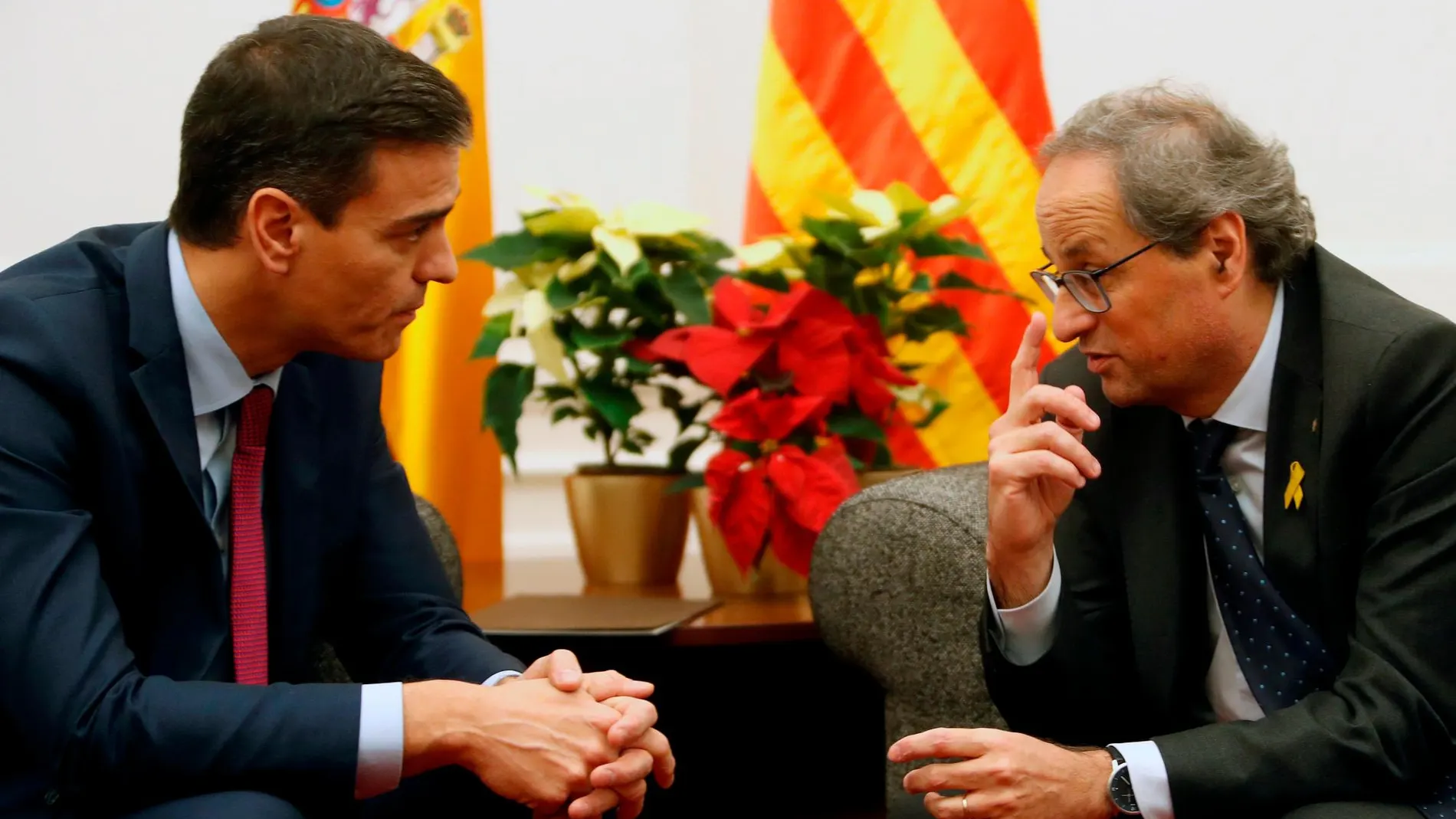 La Generalitat coloca dos plantas amarillas en la foto oficial y Moncloa contrarresta con una roja delante