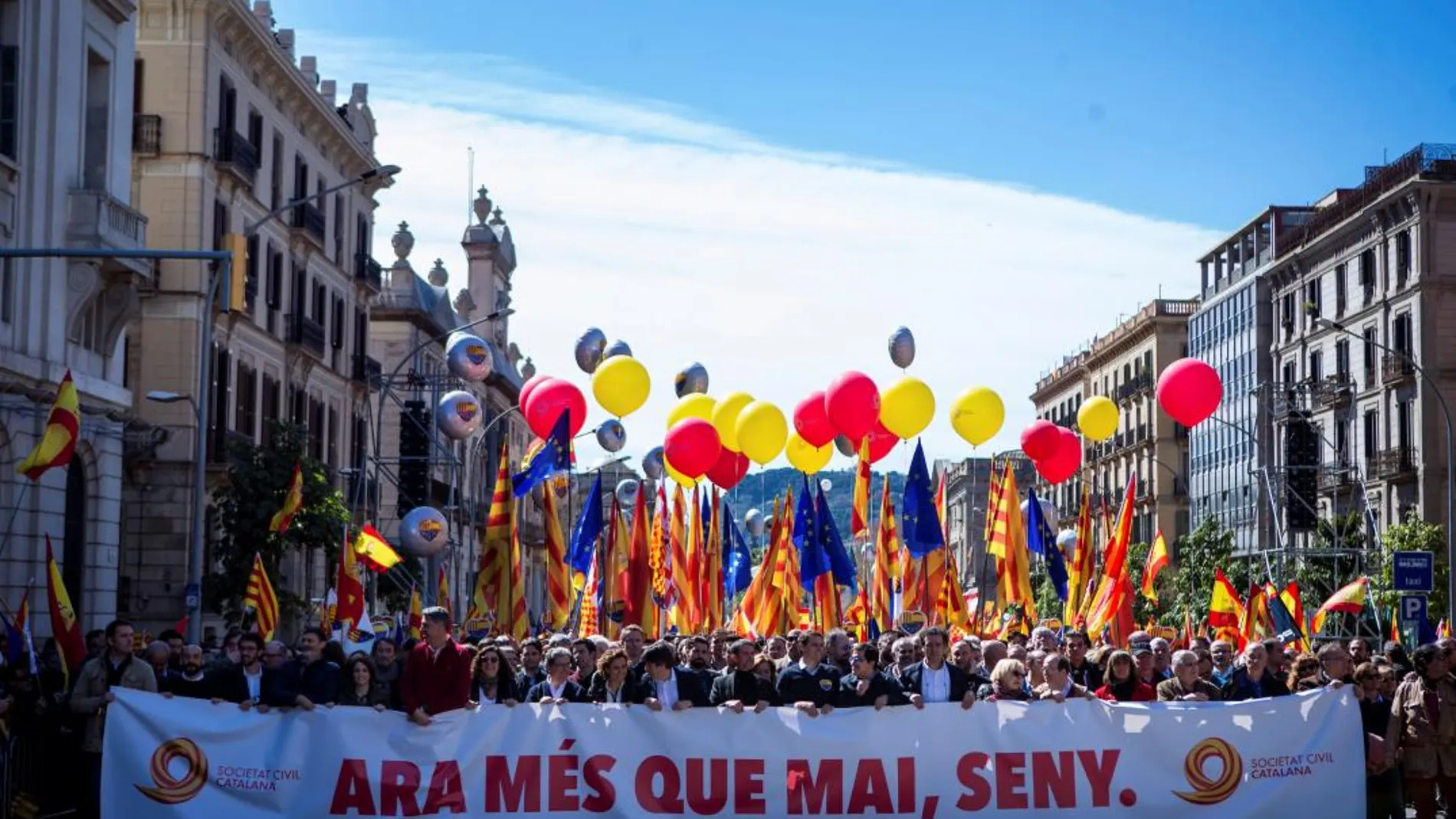 Cabecera de la manifestación que Societat Civil Catalana (SCC) convocó ayer en Barcelona bajo el lema «Ahora más que nunca, seny»