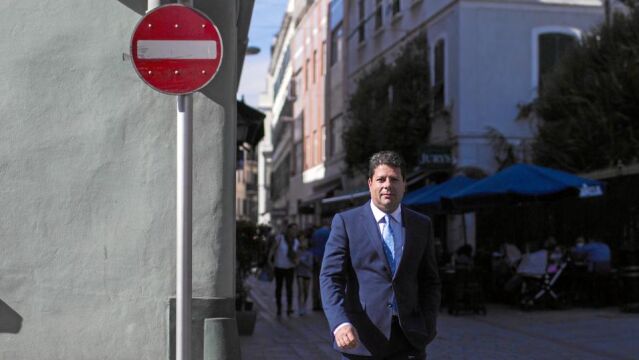 El ministro principal de Gibraltar, Fabian Picardo, en las calles de la colonia en marzo de 2017