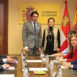 La delegada del Gobierno en Castilla y León, María José Salgueiro, y el consejero de Fomento y Medio Ambiente, Juan Carlos Suárez-Quiñones, se reúnen para coordinar la campaña de vialidad invernal 2017-2018.