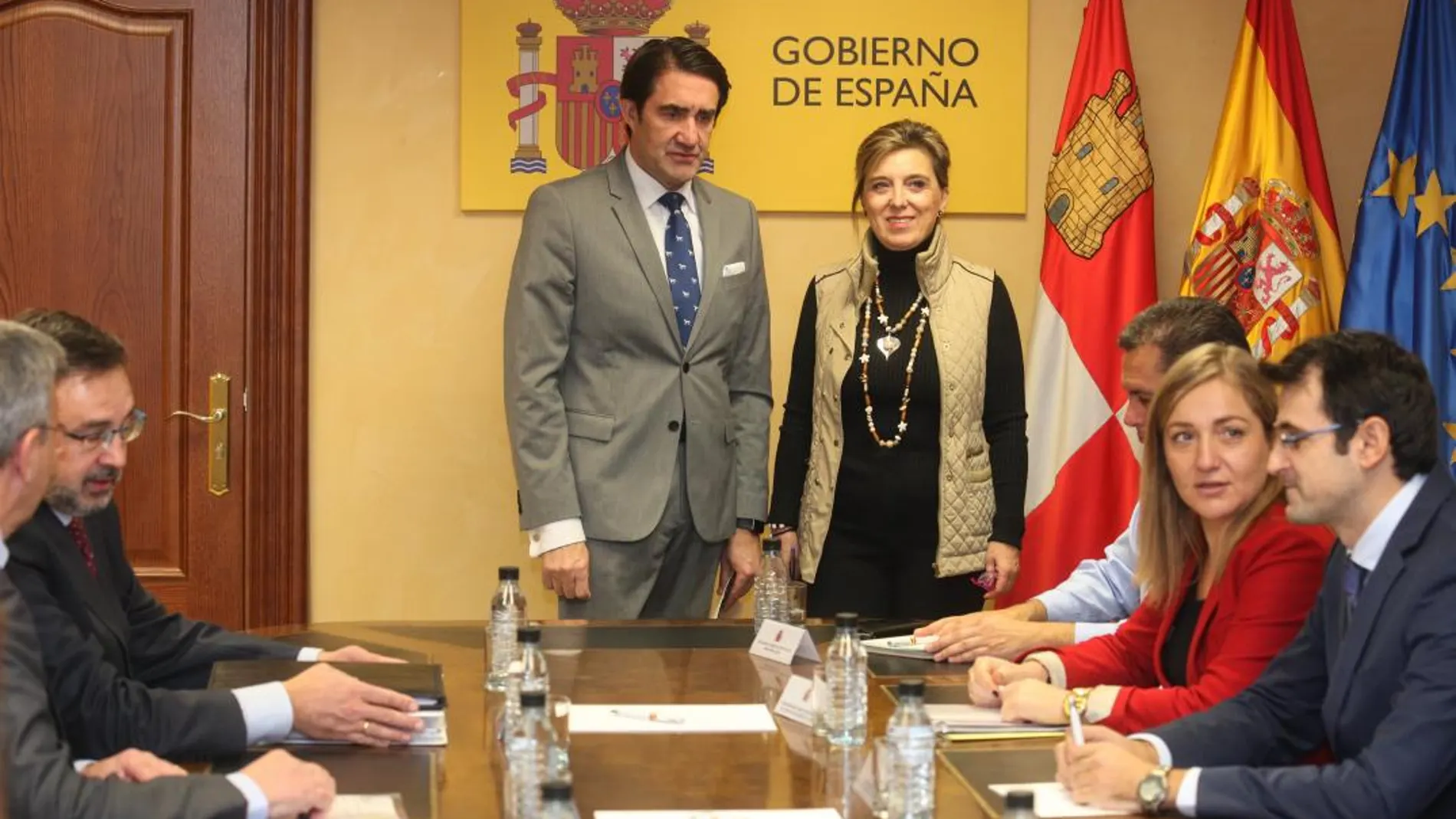 La delegada del Gobierno en Castilla y León, María José Salgueiro, y el consejero de Fomento y Medio Ambiente, Juan Carlos Suárez-Quiñones, se reúnen para coordinar la campaña de vialidad invernal 2017-2018.