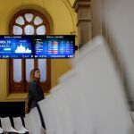 Panel informativo de la Bolsa de Madrid que muestra la evolución del IBEX 35