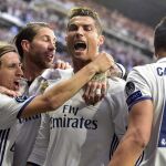 Cristiano Ronaldo celebra un gol junto a sus compañeros en el Real Madrid / Efe