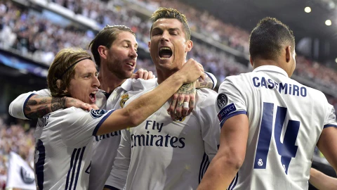 Cristiano Ronaldo celebra un gol junto a sus compañeros en el Real Madrid / Efe
