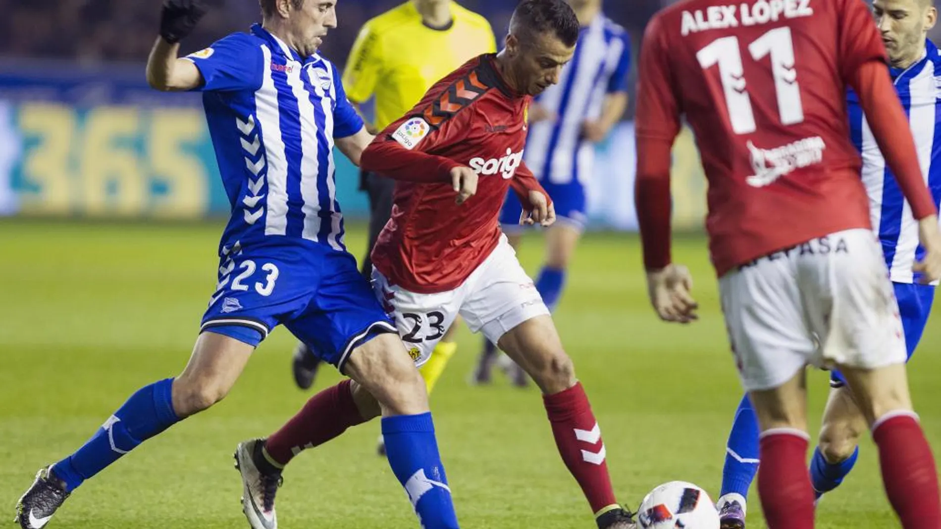 3-0. Sobrino brilla en un Alavés que golea a un Nástic con diez