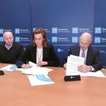 La presidenta de la Diputación de Palencia, Ángeles Armisén, firma el documento de apoyo económico con el presidente de Cetece, Javier Labarga y el presidente de la Cámara de Comercio de la provincia, Vicente Villagrá