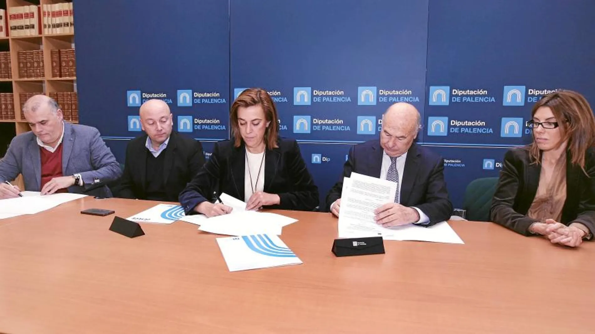 La presidenta de la Diputación de Palencia, Ángeles Armisén, firma el documento de apoyo económico con el presidente de Cetece, Javier Labarga y el presidente de la Cámara de Comercio de la provincia, Vicente Villagrá