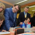 Fernández Mañueco visita el Centro Estela de Síndrome de Down en Burgos junto al alcalde Javier Lacalle.