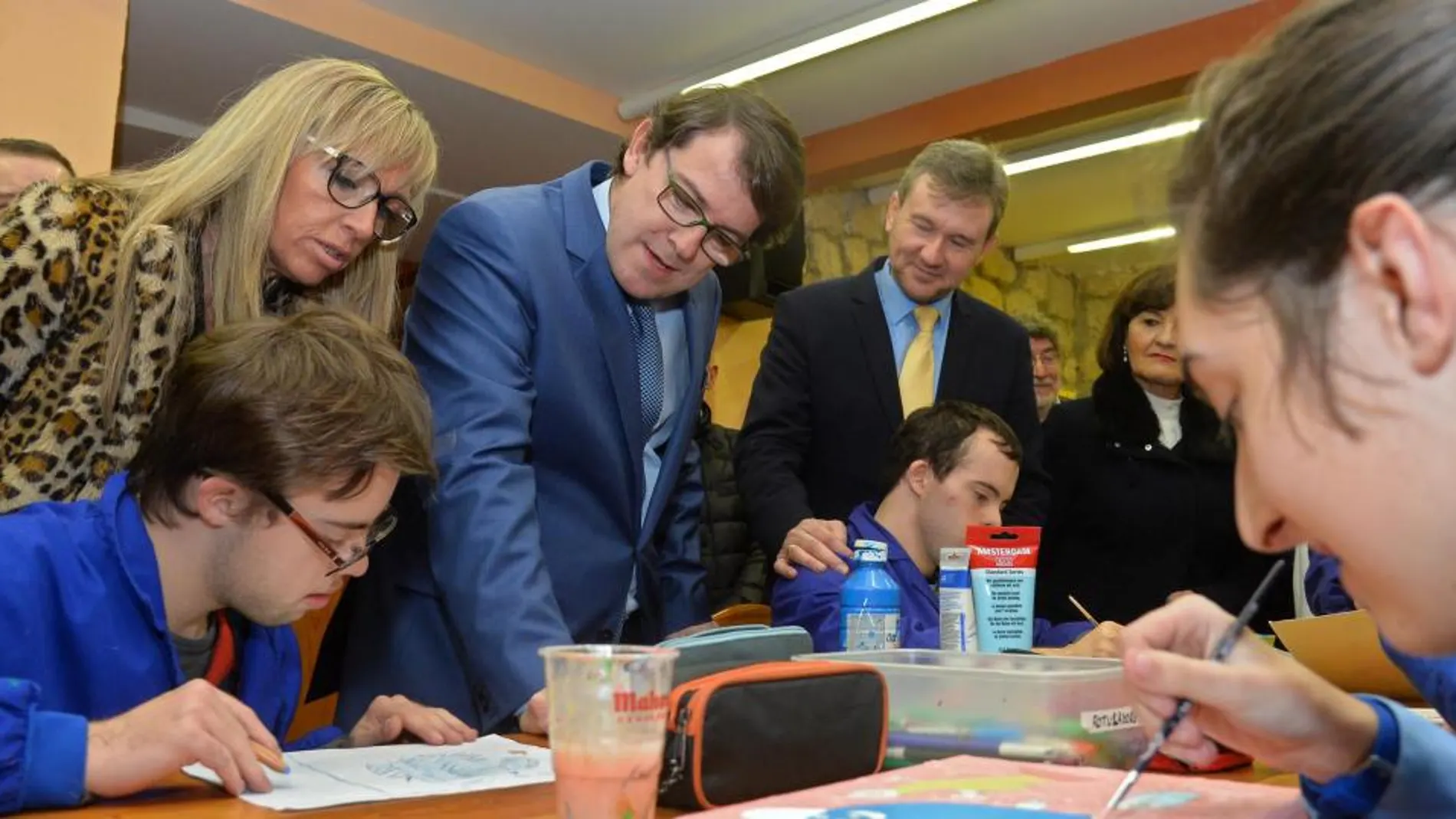 Fernández Mañueco visita el Centro Estela de Síndrome de Down en Burgos junto al alcalde Javier Lacalle.
