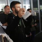 El tercer teniente de alcalde de Badalona, José Tellez, de la CUP, rompe la resolución de un juzgado que le impedía abrir el consistorio el pasado 12 de octubre.