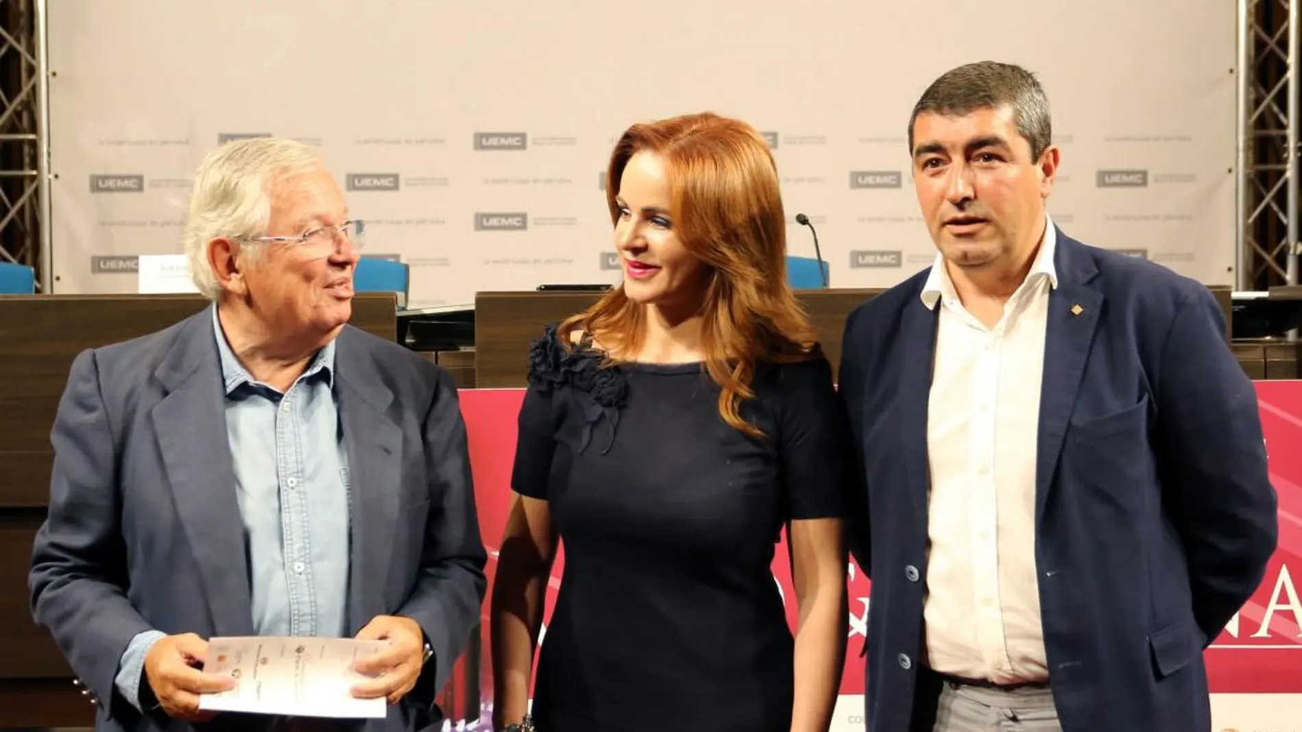 La presidenta de las Cortes, Silvia Clemente, y el periodista Fernando Jáuregui, junto al director de El Mundo de Castilla y León y moderador, Pablo Lago,